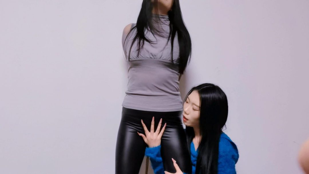 皮裤长靴女被女女百合堵嘴调教-3