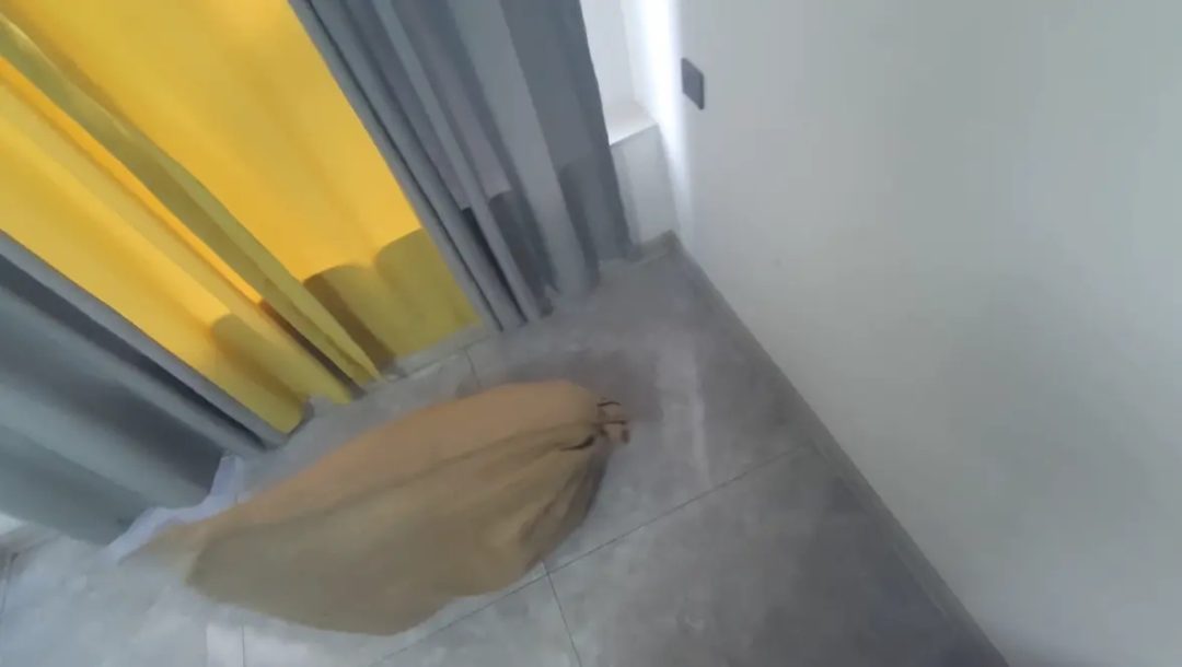 少妇被绑住手脚套在黑色套袋里，套在麻袋里挣扎预逃生-5
