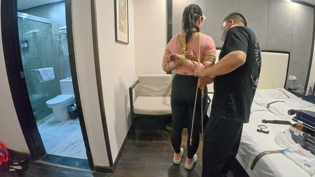 身材丰满的梅丽穿着瑜伽服长达俩小时的紧缚-2