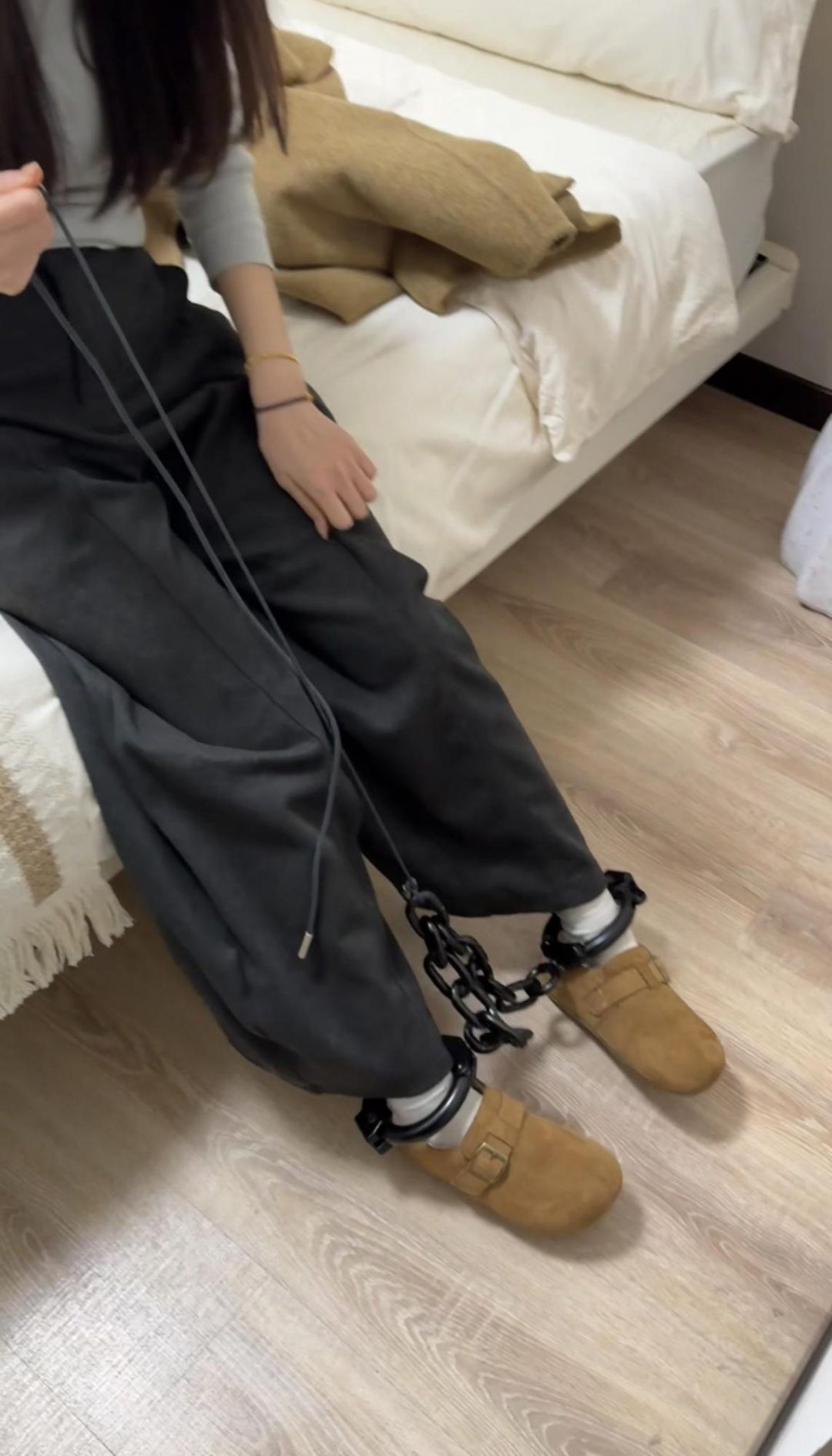 18岁清纯女高的初次脚镣体验-重镣重铐 小白袜-3