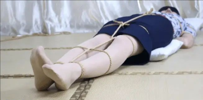 斯斯的紧缚驷马，空姐斯斯闲暇时感受紧缚快乐，翻滚驷马、TK、跪缚扭动挣扎、蒙眼中感官集中放大的体验-5