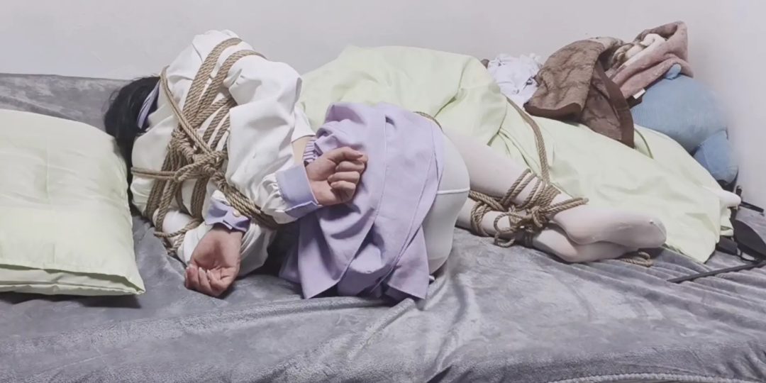 长腿紫色蛋糕裙女孩并腿驷马-5