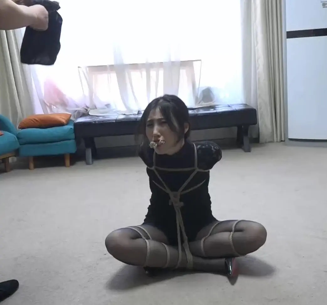 [欠债的后果- 下] 美腿、灰丝、高跟鞋、堵嘴、调教、跪缚-4