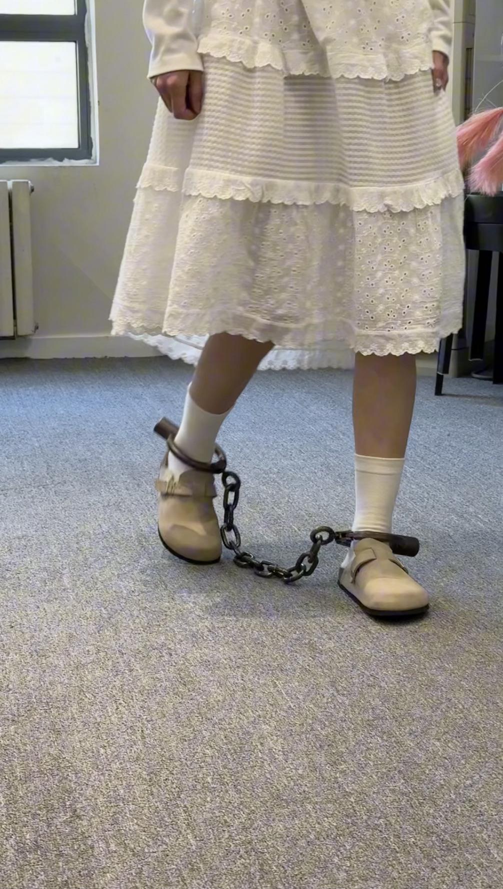 女大学生初次体验脚镣，黑铁制式脚镣-7