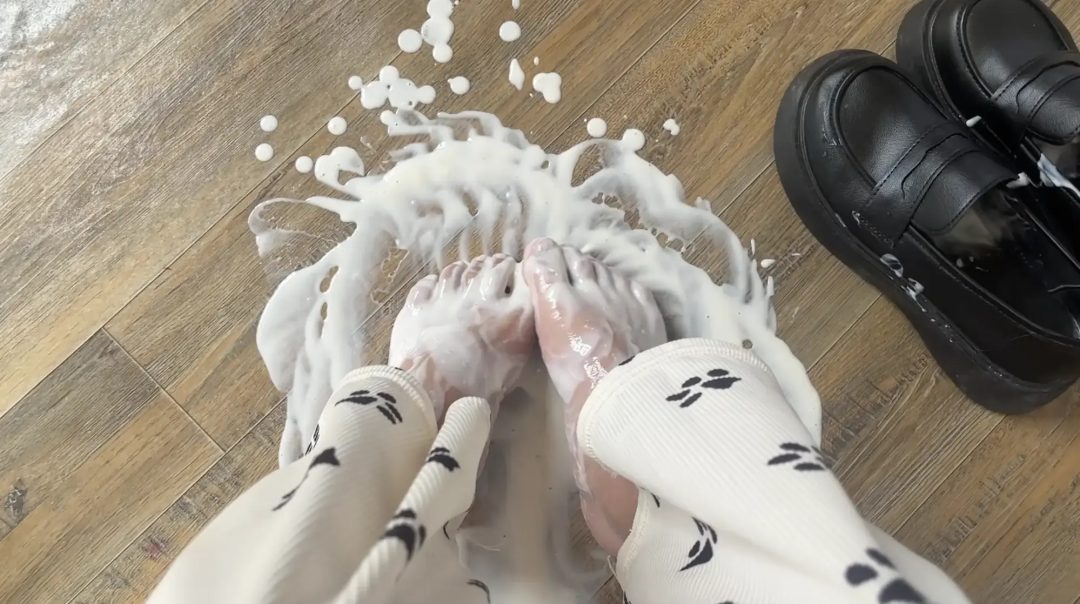 【桃乐茜】小皮鞋里倒满酸奶 光脚玩酸奶 视觉盛宴-4
