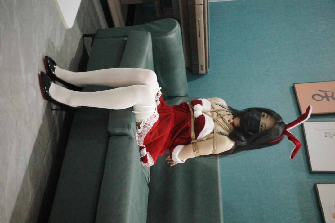 新模瑶瑶体验(圣诞礼服+白色长筒袜+高跟+捆绑+挣扎）-1