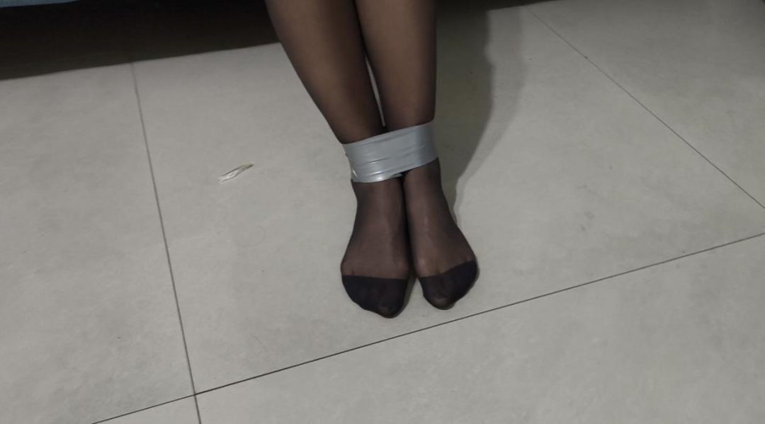 长腿甜妹名模 胶带捆绑 ol职业装大长腿 超绝黑丝 玉足 强制封嘴 代入感太强 高颜值女神小芮被吓哭了~-7