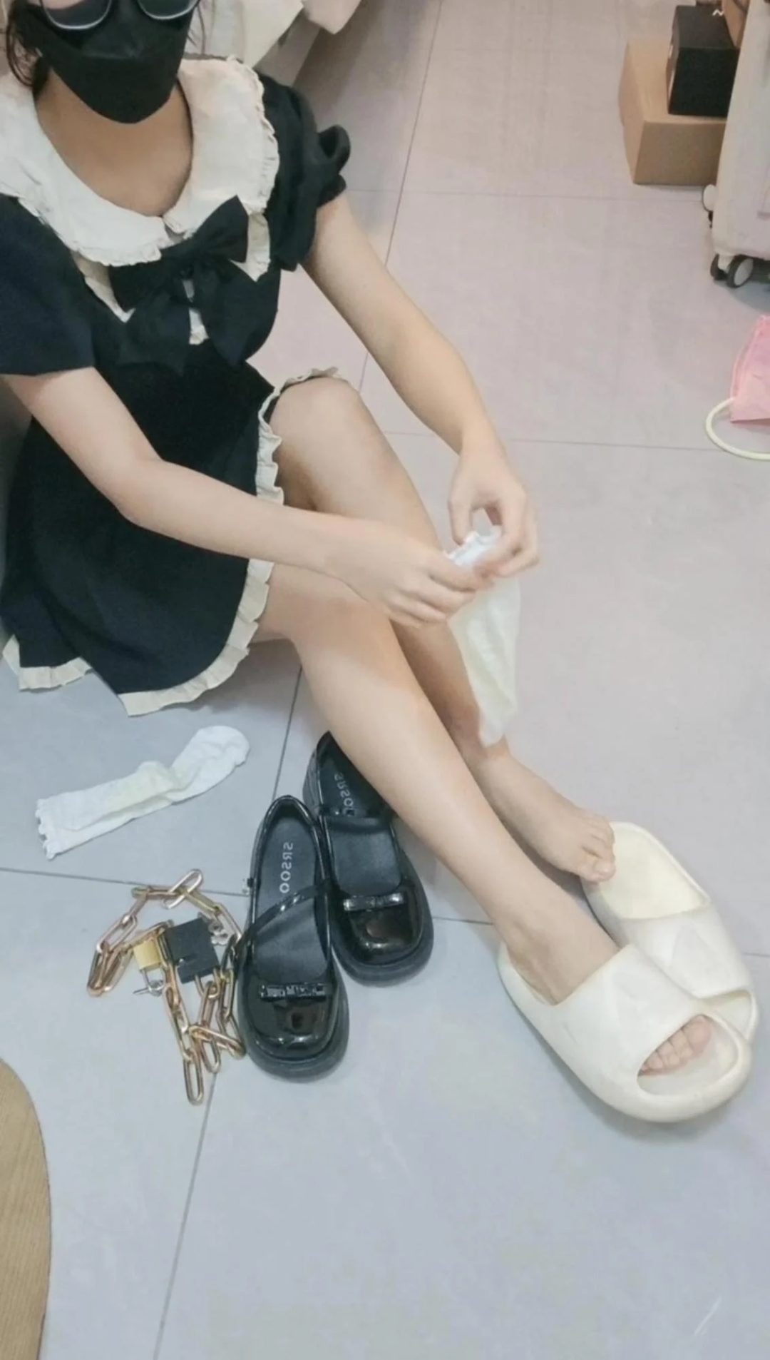 19岁女生铁链锁脚-小白袜玛丽珍 小皮鞋-5