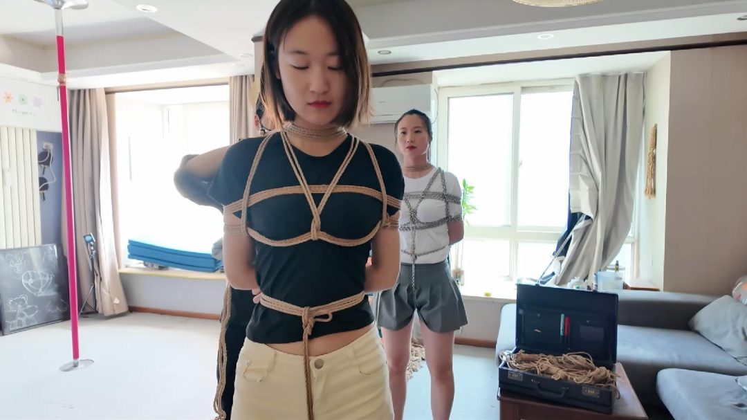 一绳所爱工作室定拍 姐妹花参观绳艺体验店（上） 紫涵&晓晓两姐妹慕名而来绳艺体验店，1米7大长腿绑着绳子到处逛+铁链紧缚-4