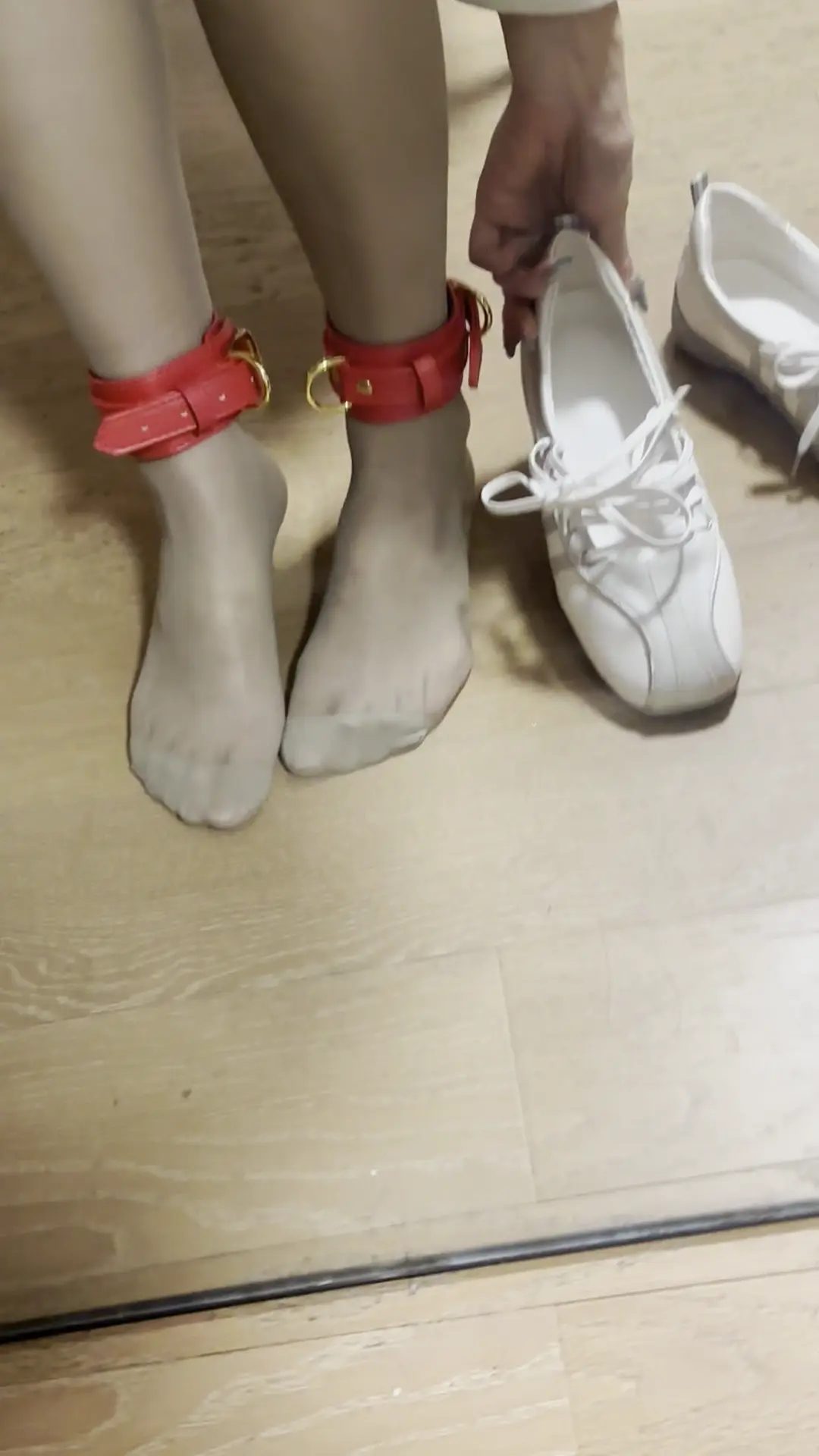 曹丹爽的定拍-肉丝小白鞋与脚铐-2
