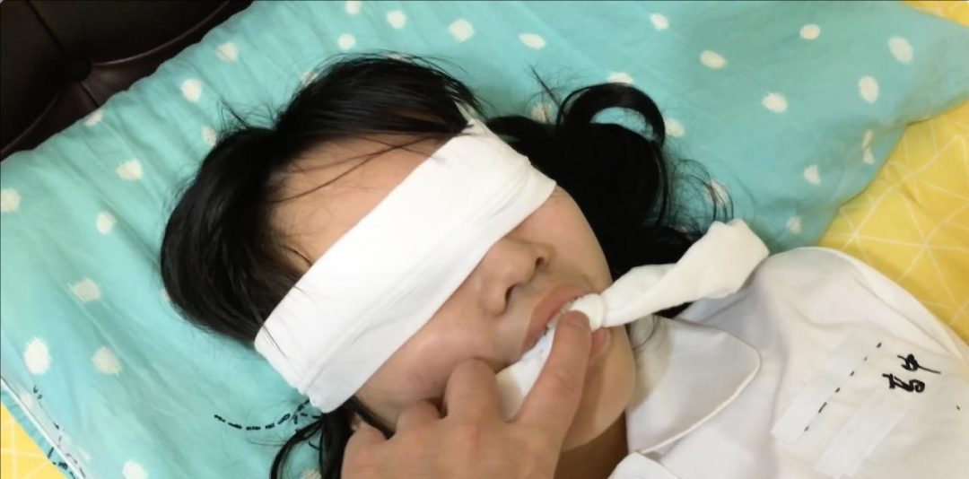台湾妹子 18岁 高中生 木木子 戴白手套、白布蒙嘴、脏袜子玩弄脚底-5