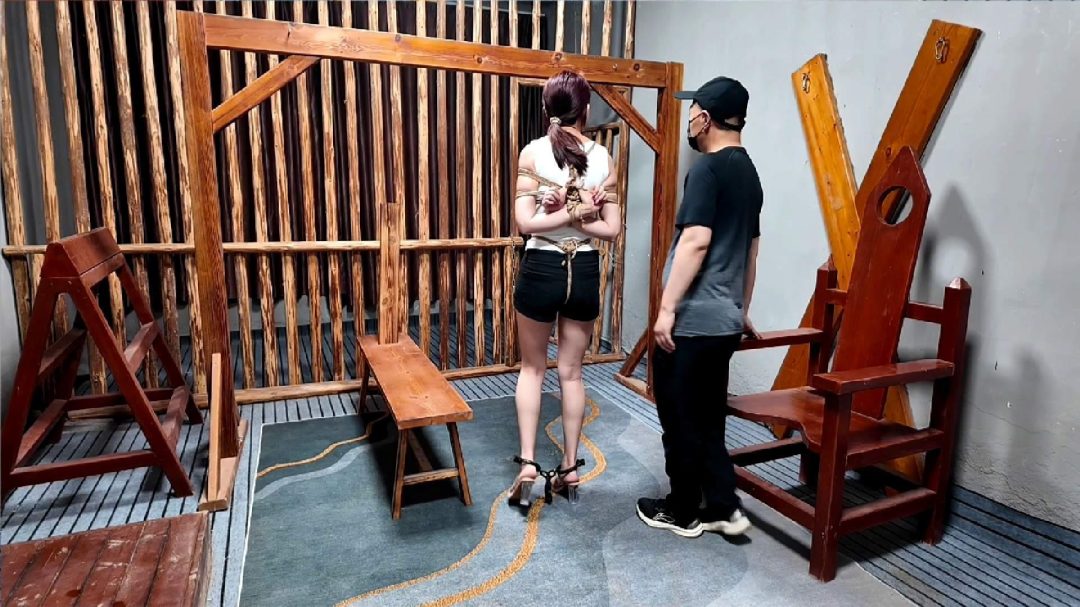 李大侠原创 幻想的一天之晓琴 捆绑镣铐参观户外小院&老虎凳紧缚口水地狱 口塞堵嘴+滴蜡TK虐足-2