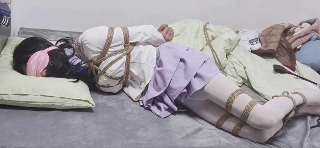 长腿紫色蛋糕裙女孩并腿驷马-4