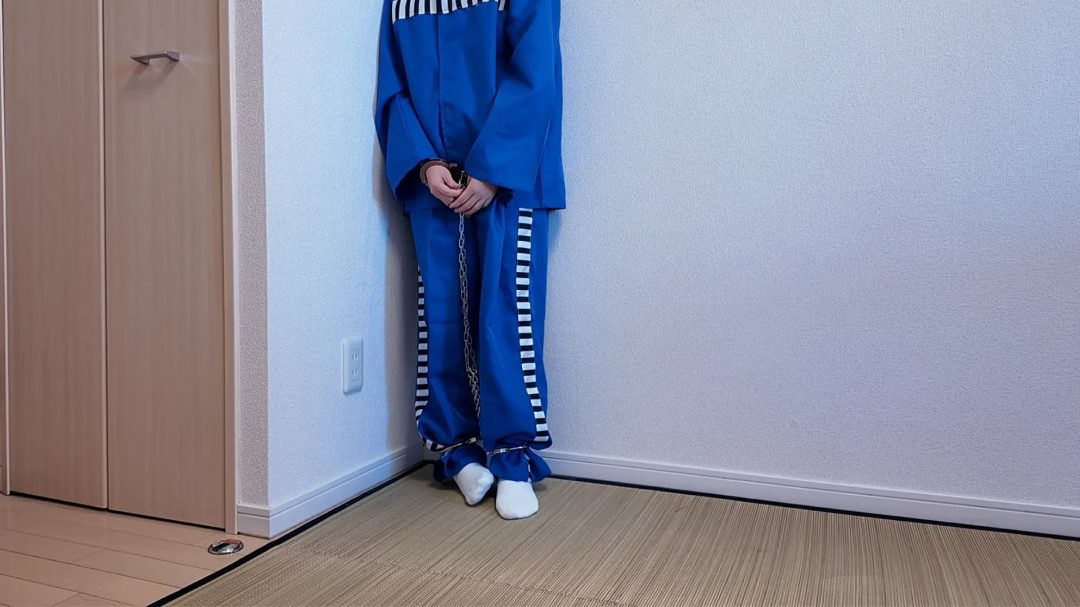 kiki囚服白袜镣铐绝望行走被管教用脚揉拧-2