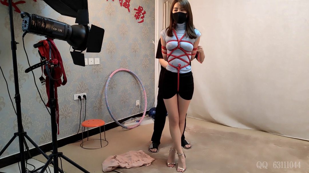 艾琳红绳后手观音 交叉腿艰难的行走-5