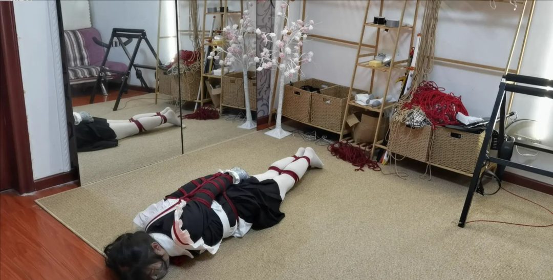 苏式校服直臂紧缚放置，海绵球加胶带堵嘴，双手也被缠成球球-5