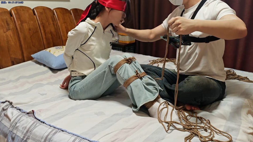 高颜值美女小鱼牛仔裤白袜放置-5