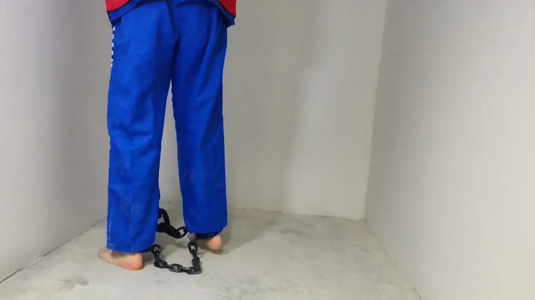 在地下室戴脚镣和囚服关押-4