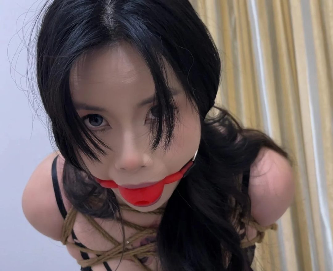 定拍之全程口球连体内衣薄丝高跟里放红豆限制步伐走绳后高跟蹲下裸足踮脚艰难姿势挣扎中口水直流-6