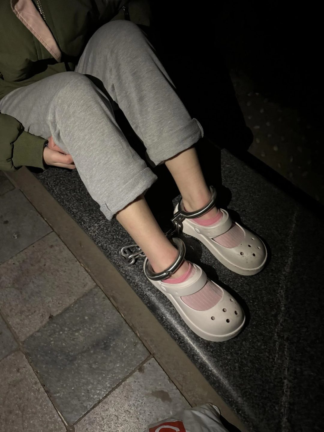 18岁高中生妹子户外脚镣行走，夜间两公里-1