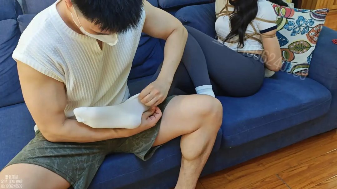 【墨色】白袜瑜伽裤强制捆绑挣扎 双层白袜 白袜包手 白袜堵嘴-1