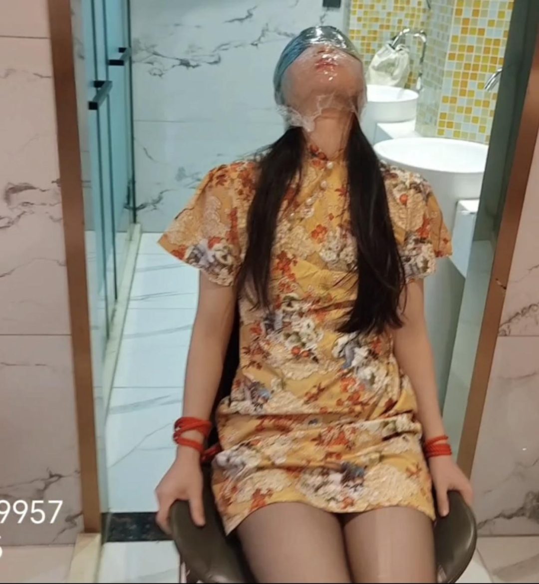黑丝制服+黑丝旗袍。喵酱姐妹俩的保鲜膜敷面窒息-5
