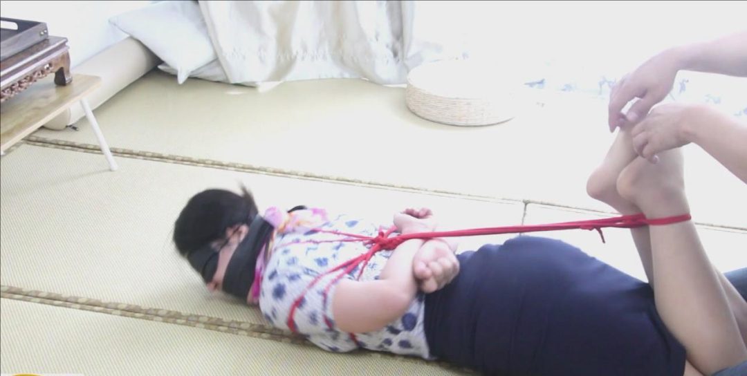 虹妹空姐缚，168在读妹紧缚体验，驷马+片足吊+站立紧缚…-4