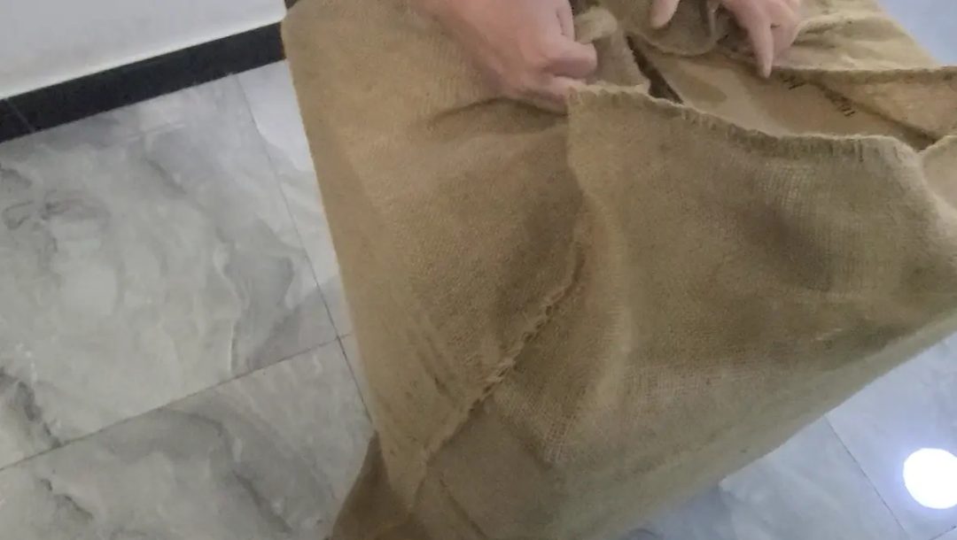 少妇被蒙上眼睛堵住嘴并绑住双手最后被封在密闭空间，看看她是如何在没有外力帮助下挣脱出来的-3