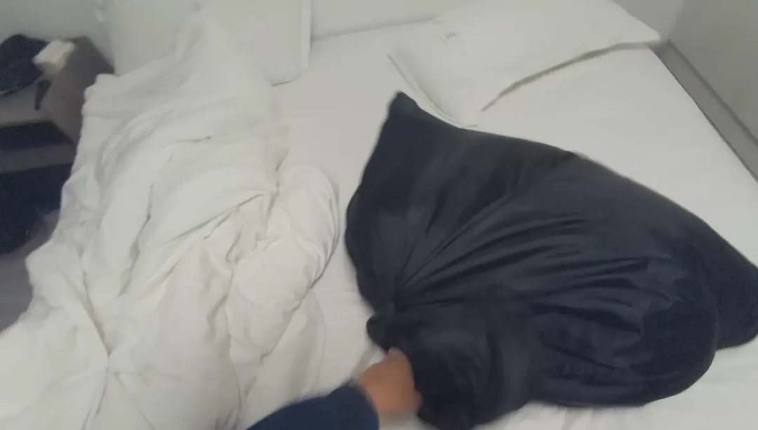 少妇被绑住手脚套在黑色套袋里，套在麻袋里挣扎预逃生-4