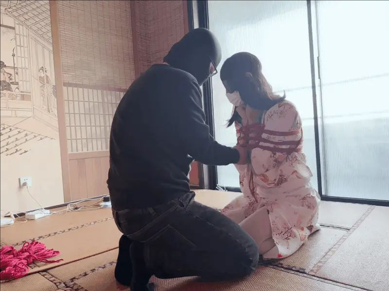 【琪琪】和服琪琪的吊缚体验，挑战一小时悬吊，多种姿势空中变换，倒吊转圈圈-3