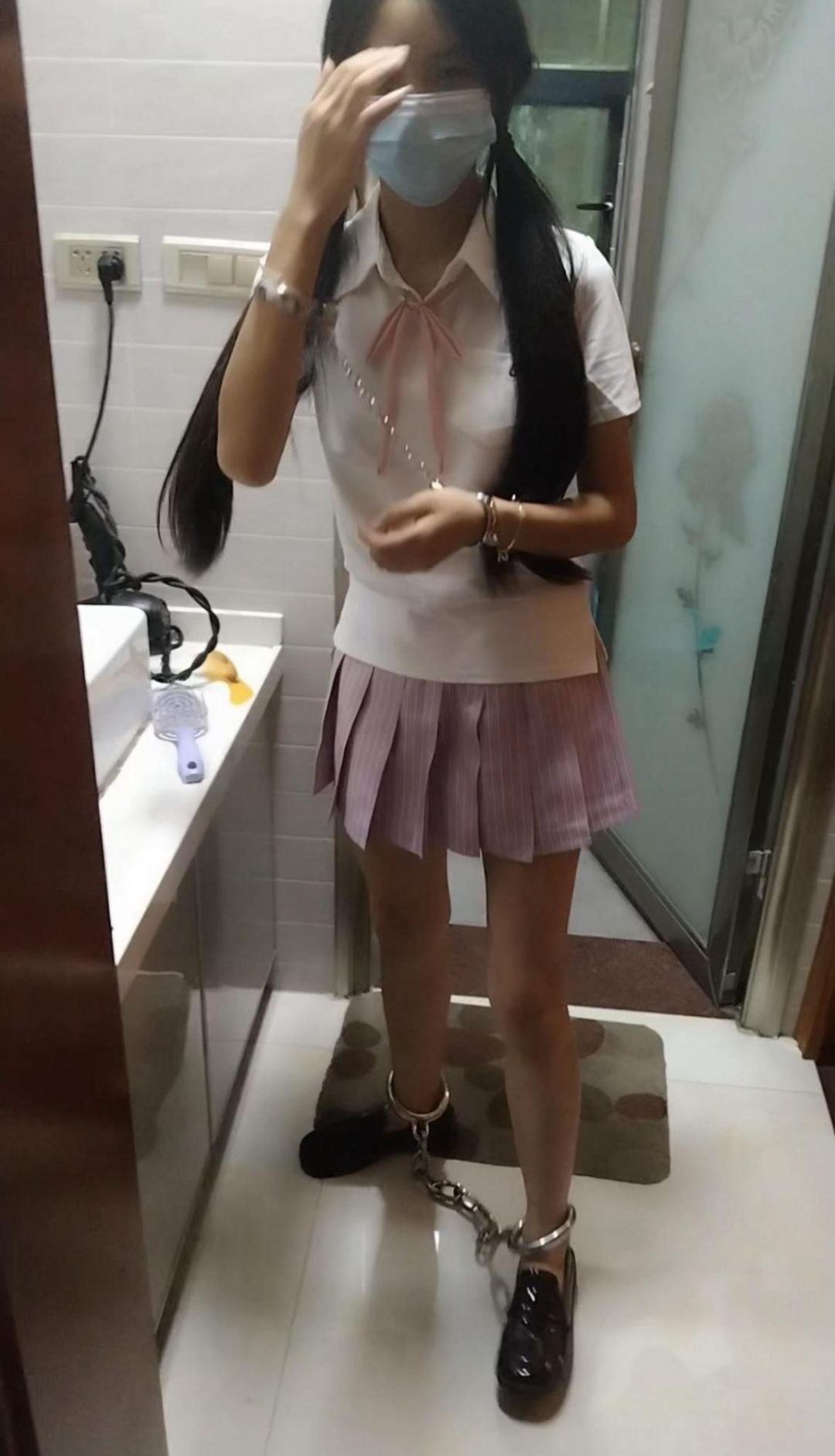 18岁小女孩在家戴手铐脚镣 JK制服 小皮鞋-2