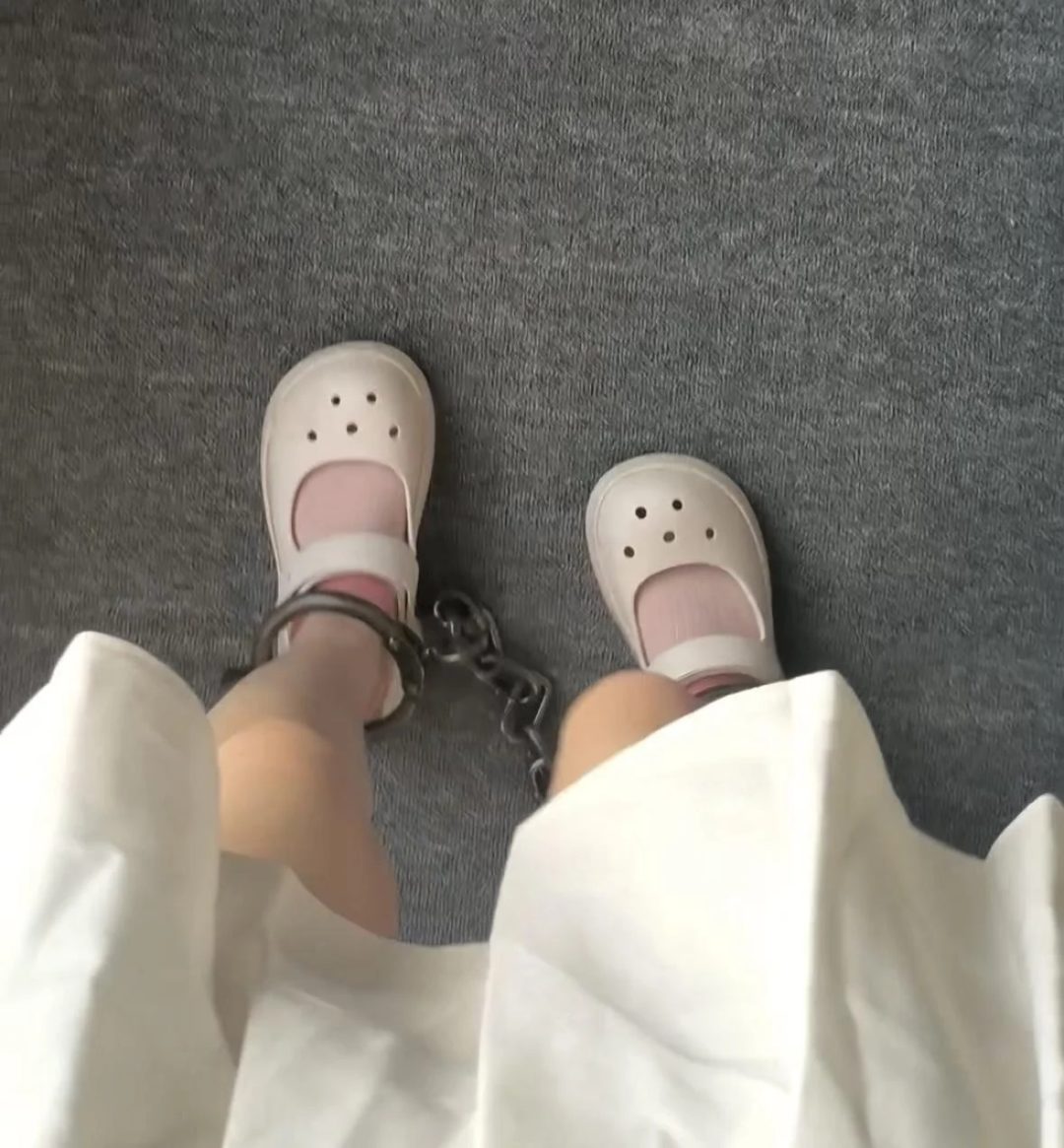 18岁高中妹子三天脚镣体验-2