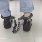 女大学生重型脚镣体验，惩戒脚镣，超紧手铐铐脚