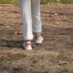 白天户外戴脚镣行走，妹子脚腕都磨肿了