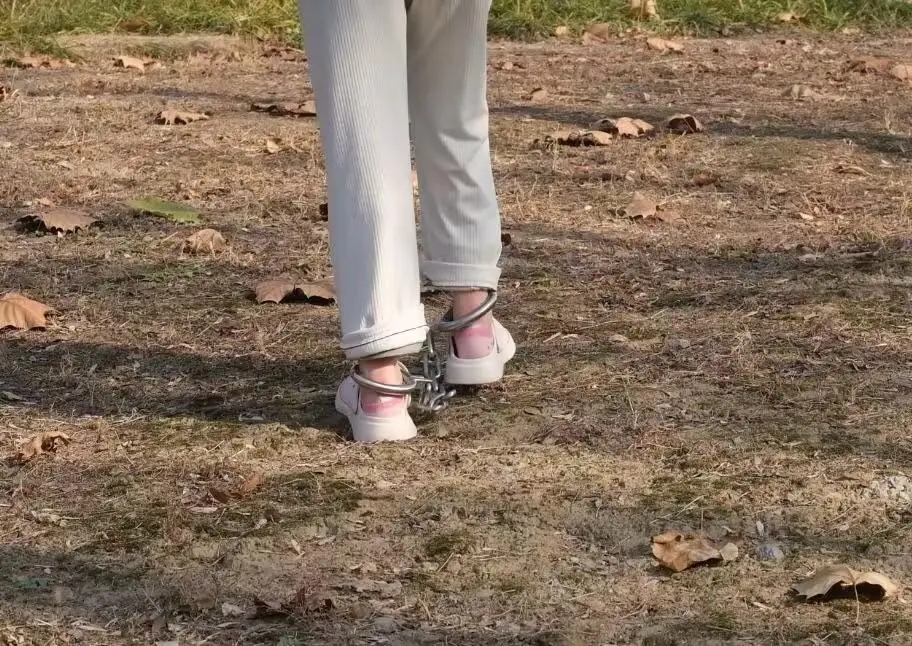 白天户外戴脚镣行走，妹子脚腕都磨肿了-2