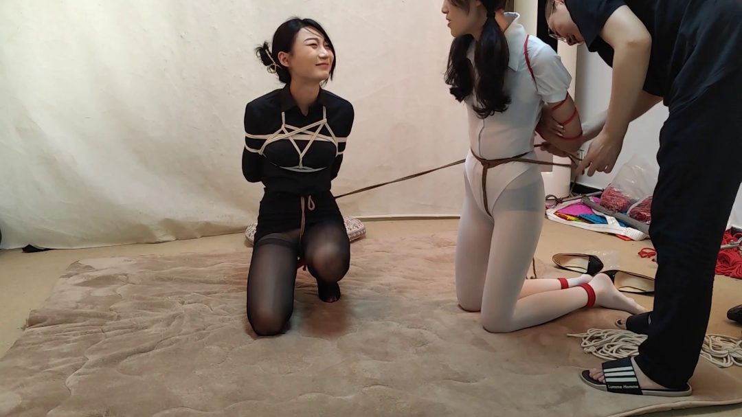 苏樱雅熙 黑白双女股绳拔河比赛 输的接受惩罚-7
