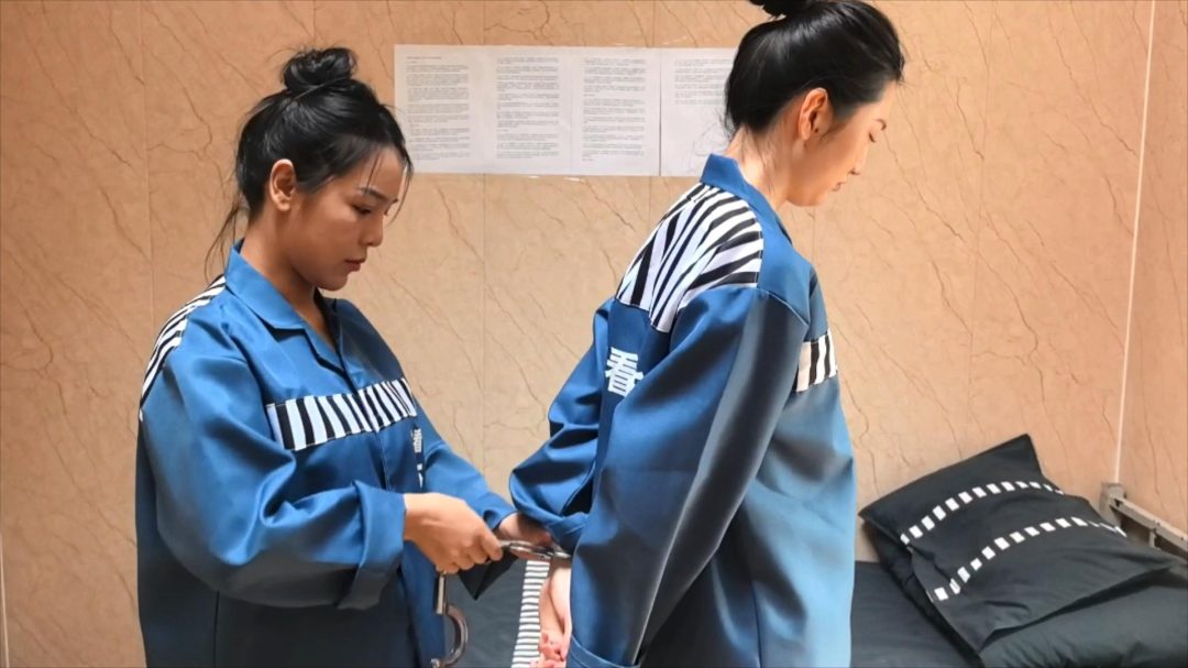 大学里的故事中 背监规 蛙跳 体能训练 头套禁锢-1