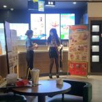 麦当劳捆绑和店员小姐姐互动，户外包臀裙黑丝高跟捆绑外出（下集）