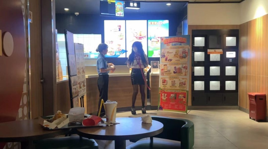 麦当劳捆绑和店员小姐姐互动，户外包臀裙黑丝高跟捆绑外出（下集）-1