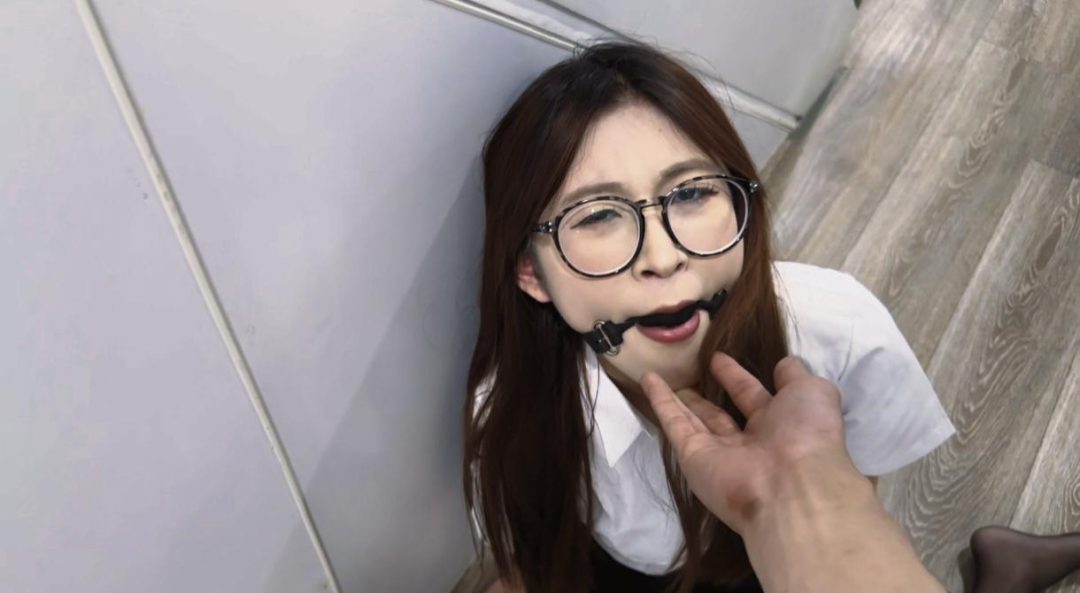 《逃脱》m开腿缚 极品嫩足 口水止不住的流 想吐出口球无奈带的太紧~-4