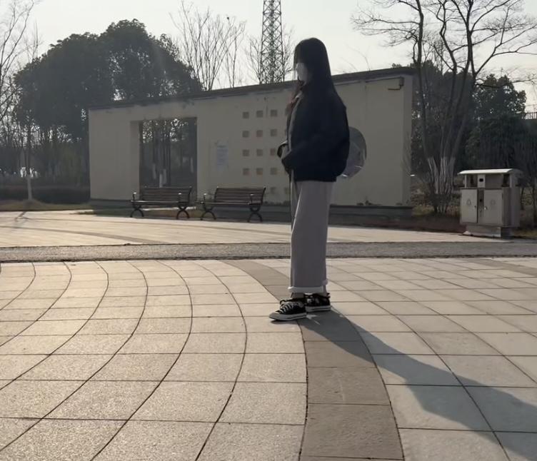 匡威女孩白天公园玩镣铐-冬日里的5斤重镣-6