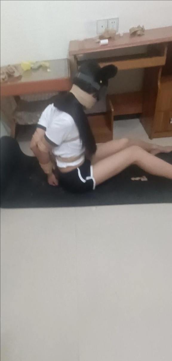 前面体操服，后面短裙黑丝，超紧西式并肘挣扎-4