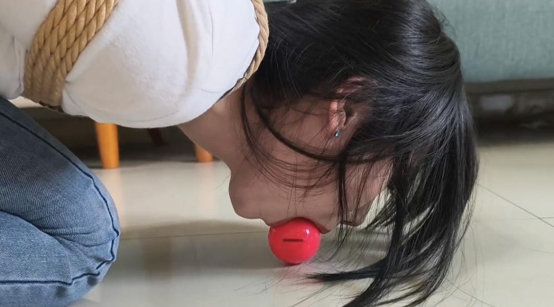 【禾一原创】（惩罚与奖励）要求用嘴把口球叼到指定地点 被骗的小慧成功与否都要被刷子折磨 演技在线 极品玉足～-7