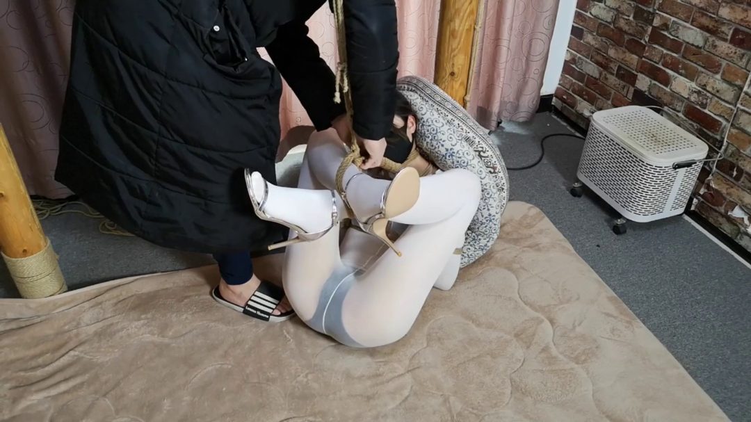 杨蕊 白色连体衣盘腿吊-5