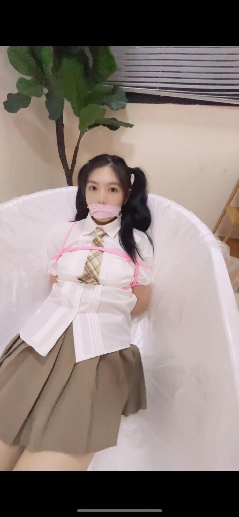 jk萝莉漂亮女大学生被捆绑丢进浴缸淹没，吓哭了！第一视角➕娇喘➕水中tk➕自救挣扎➕足部按摩特写-1