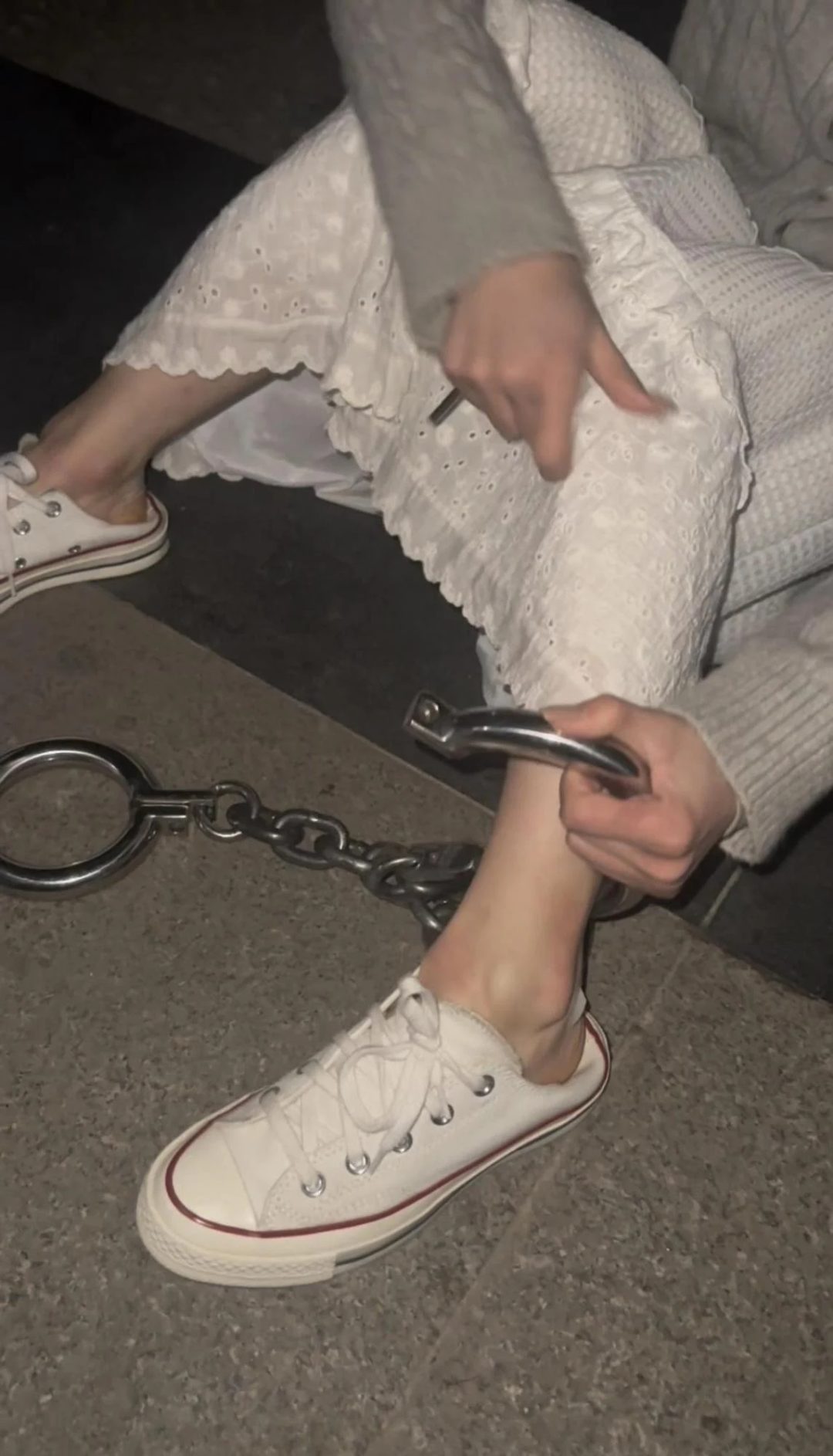 深夜戴脚镣外出的女孩-快步趟镣-被路人拍-2