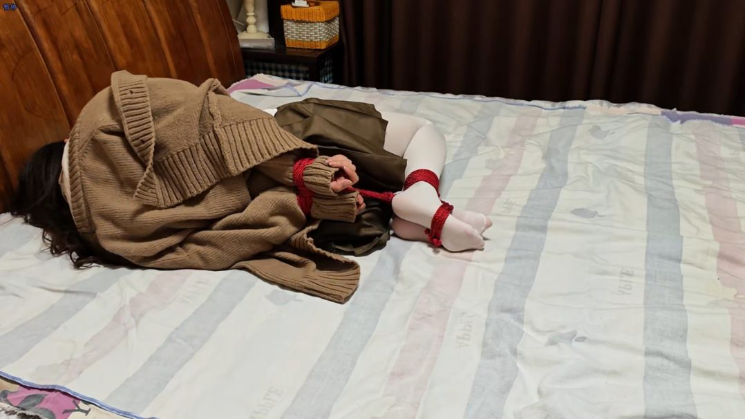 婷婷穿白丝自缚享受 被主人发现后驷马鞭打惩罚 丝袜 白丝 挠痒 恋足 打脚心 捆绑 自缚 驷马-2