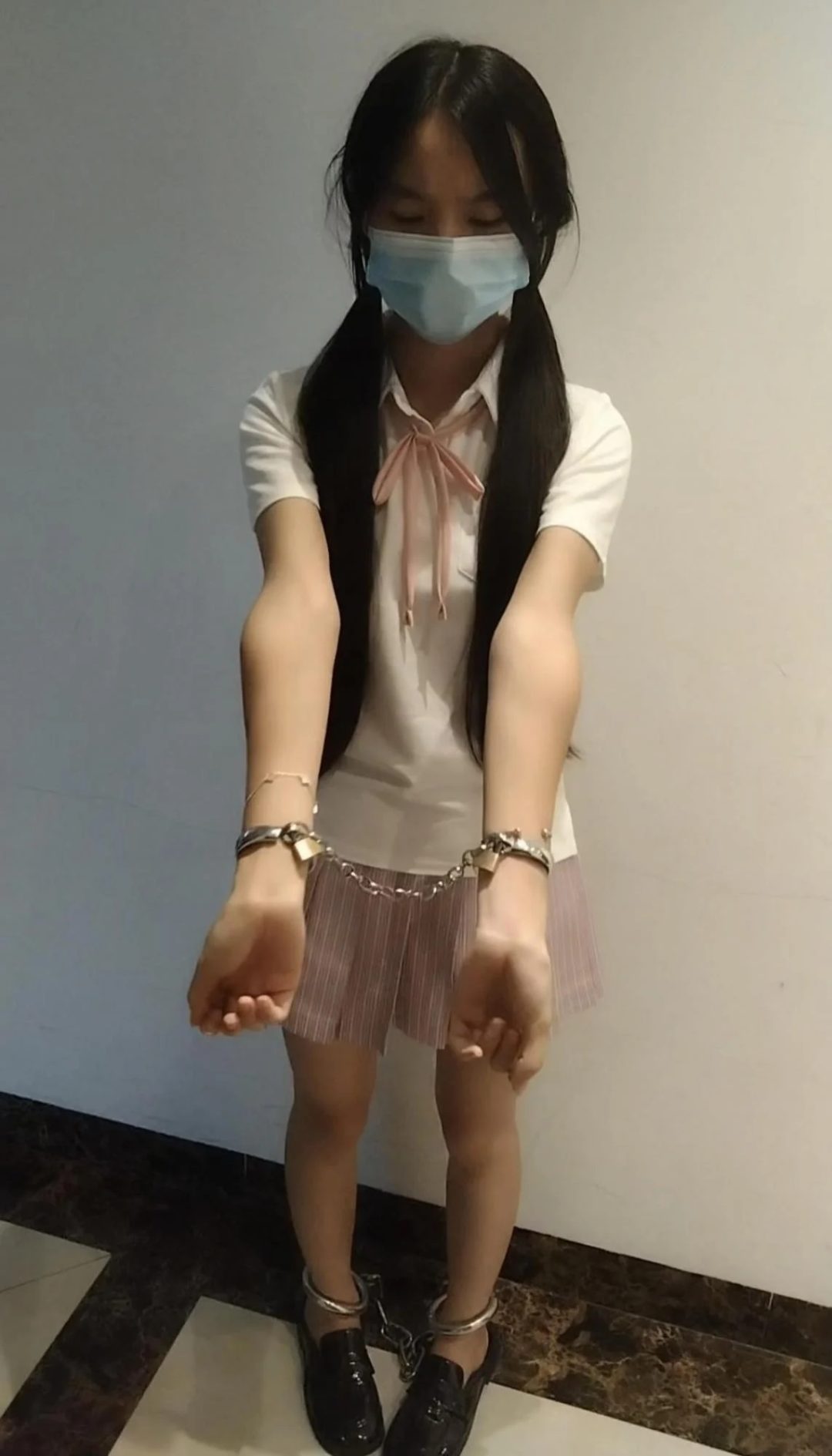18岁小女孩在家戴手铐脚镣 JK制服 小皮鞋-1