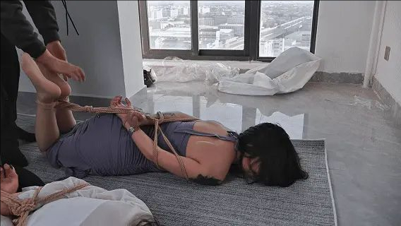 《工地遇险》-3，小柔晕死状态被拖进房间，没曾想竟还有2人被囚禁，肉丝黑丝光腿，满屏都是腿-7