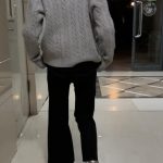 帆布鞋女大学生半夜戴脚镣外出，户外镣铐